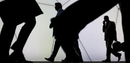 Asistentes al Mobile World Congress 2015 caminan por el recinto de la Fira Gran Vía de l'Hospitalet