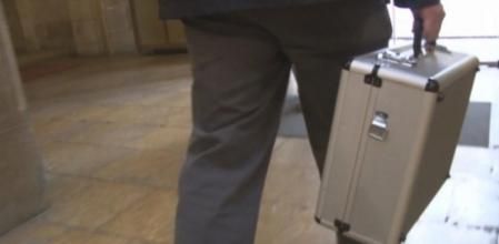 Un funcionario saliendo con información del Ayuntamiento de Lleida