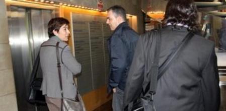 Marta Camps entra con dos agentes antifraude en el edificio de la sede de urbanismo del ayuntamiento de Lleida