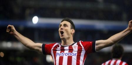 Aritz Aduriz celebra su gol en las semifinales de la Copa ante el Espanyol