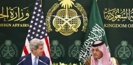 El secretario de Estado de Estados Unidos, John Kerry, en una rueda de prensa con el ministro de exteriores de Arabia Saudí en Riad