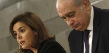 La vicepresidenta del Gobierno, Soraya Sáenz de Santamaría, junto al ministro del Interior, Jorge Fernández Díaz, durante la rueda de prensa tras la reunión del Consejo de Ministros.