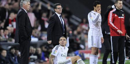 Carlo Ancelotti observado por Pepe