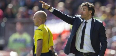El entrenador del FC Barcelona, Luis Enrique, da instrucciones durante el partido de liga de Primera División frente al Rayo Vallaecano, correspondiente a la jornada 26 disputado esta mañana en el Camp Nou