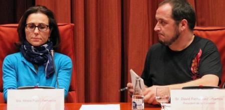 Mireia Pujol Ferrusola, junto al presidente de la comisión David Fernández