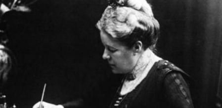Selma Lagerlöf escribiendo en un retrato realizado en 1933