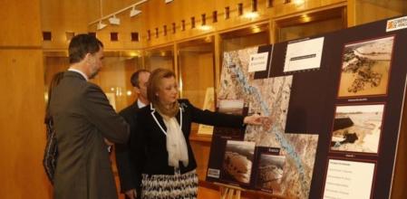 La presidenta de Aragón, Luisa Fernanda Rudi, muestra a los Reyes de España los paneles sobre los efectos de las inundaciones por el crecimiento de las riadas