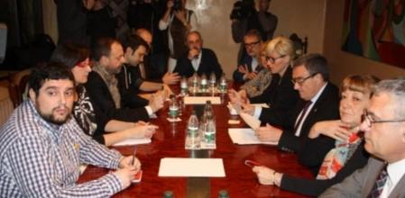 El alcalde de Lleida, Àngel Ros, con responsables del equipo de gobierno, durante la reunión con representantes de la oposición y de formaciones que contribuirán a las elecciones municipales en Lleida