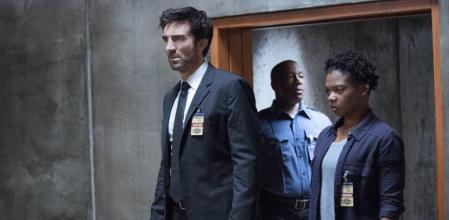 Sharlto Copley y Susan Heyward en 'Powers' de Play Station.