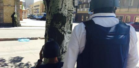 El equipo de 'En tierra hostil', en mitad de un tiroteo en las calles de una ciudad de Ucrania