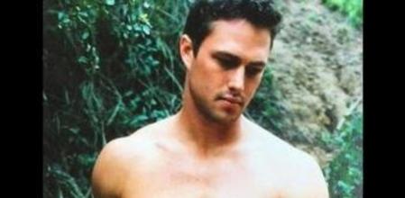 Taylor Kinney posando medio desnudo en su etapa de modelo