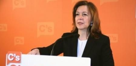 La portavoz de C's y alcaldable por Barcelona, Carina Mejías, en la rueda de prensa que ha ofrecido este lunes en la sede de Ciutadans.