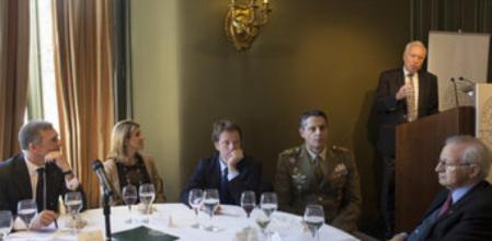 Conferencia del ministro de Exteriores, José Manuel García Margallo, en el Círculo Ecuestre. En la mesa presidencial: Borja García-Nieto; María de los Llanos de Luna; Carlos Godó; Ricardo Álvarez Espejo y Miquel Valls