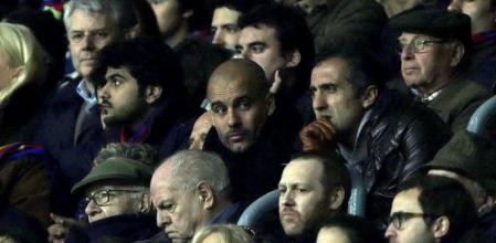 Guardiola en la grada del Camp Nou con su padre y Estiarte