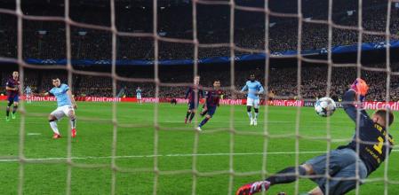 Ter Stegen voló para atrapar el balón de Agüero