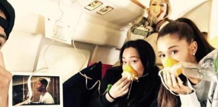 Ariana Grande y su equipo tuvieron que usar las mascarillas de oxigeno por un problema durante el vuelo