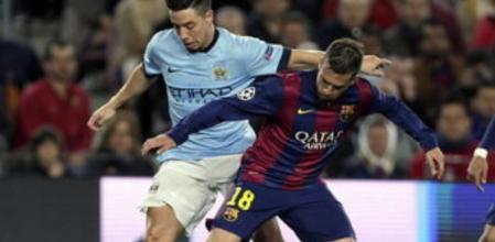 Jordi Alba y Nasri disputan un balón en el Camp Nou