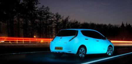 El Nissan Leaf con pintura luminiscente ha circulado por la autopista inteligente de Oss (Holanda)