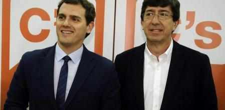 El líder de Ciudadanos, AlbertRivera (i), posa junto al candidato de este partido a la Presidencia de la Junta, Juan Marín (d)