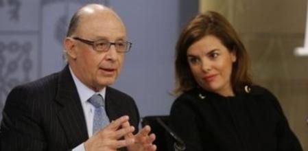 La vicepresidenta del Gobierno, Soraya Sáenz de Santamaría y el ministro de Hacienda, Cristóbal Montoro, durante la rueda de prensa posterior a la reunión del Consejo de Ministros celebrado en La Moncloa.