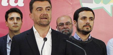 El candidato de IU a la junta de Andalucia, Antonio Maillo, acompañado por el candidato a la presidencia del gobierno nacional, Alberto Garzón
