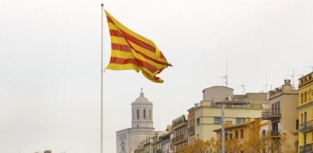 Una gran senyera preside desde hace más de tres años y medio la plaza Catalunya de Girona