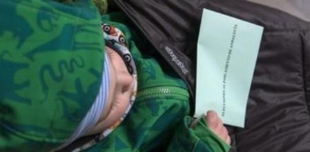 Un niño lleva la papeleta en su mano una papeleta para las votaciones, en un colegio electoral de Jaén, durante la jornada de elecciones autonómicas en Andalucía.