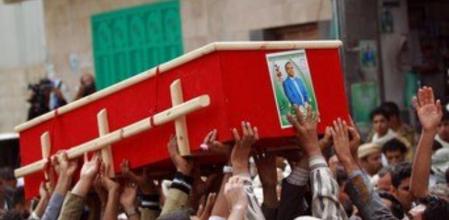 El ataúd de una de las víctimas de los atentados contra mezquitas chiíes el pasado fin de semana