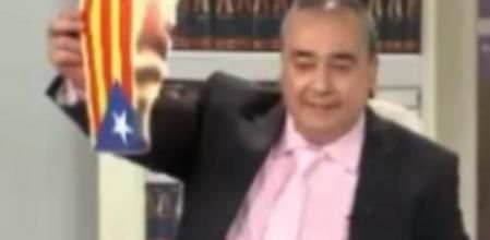 Armando Robles, presentador de 'La Ratonera', quema en directo una estelada en Alerta Digital