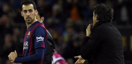 Busquets recibe las últimas indicaciones de Luis Enrique antes de entrar al terreno de juego