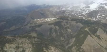 Vista aérea de la zona donde se ha estrellado el A320 operado por Germanwings con 150 personas a bordo