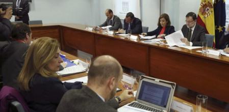 El presidente del Gobierno, Mariano Rajoy, y la vicepresidenta Soraya Sáenz de Santamaría, durante la reunión del gabinete de crisis creado por el Ejecutivo con motivo del accidente de avión ocurrido en los Alpes franceses