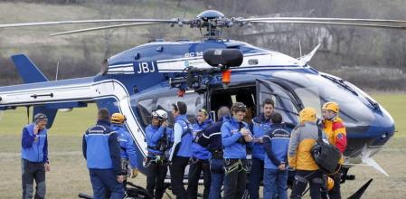 Miembros de la Gendarmería francesa se agrupan junto a un helicóptero cerca del lugar donde se estrelló un Airbus A320 que operaba la compañía alemana Germanwings con 150 personas a bordo, en Seyne-les Alps, Francia, hoy, 24 de marzo de 2015. La Gendarmería cree que tardará varios días en recuperar los cuerpos del avión siniestrado hoy en los Alpes, ya que los restos se encuentran dispersos y en un perímetro de una hectárea de muy difícil acceso