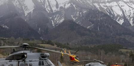 Helicópteros civiles y militares franceses, durante la operación de rescate cerca del lugar en los Alpes dónde se produjo el accidente de un Airbus A320 de la compañís Germanwings