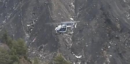 Un helicóptero de los servicios de rescate franceses, en la zona del accidente de avión de Germanwings