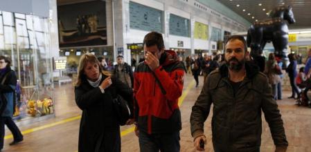 Familiares de los pasajeros avión Airbus A 320 que se ha estrellado hoy en los Alpes Haute Provence, en el sur de Francia, a su llegada para informarse al aeropuerto de Barcelona de donde había despegado con destino a Dusseldorf con 148 personas a bordo, entre pasajeros y tripulación
