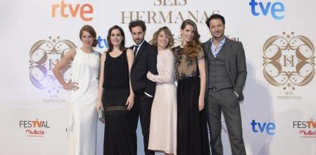 El reparto de 'Seis hermanas' en el FesTVal de Murcia.