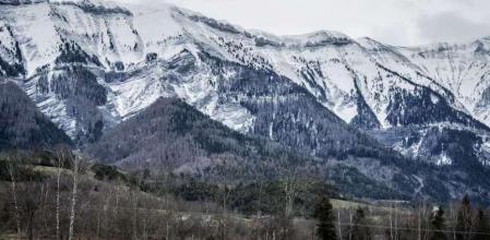 Una hilera de periodistas con sus cámaras en Seyne, en los Alpes provenzales, cubren el accidente del avión de Germanwings