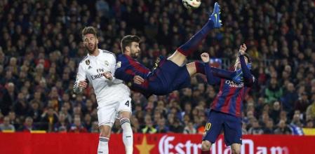 Gerard Piqué intenta marcar de chilena durante el clásico del pasado 22 de marzo