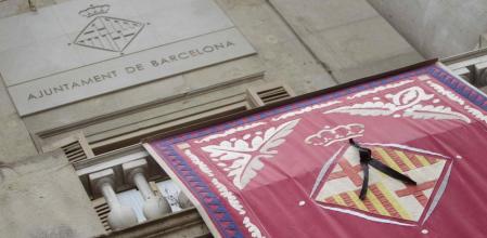 Banderas a media asta y crespones negros cuelgan en el ayuntamiento de Barcelona, en señal de duelo por el siniestro de avión