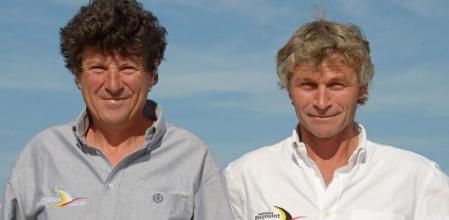 El suizo Bernard Stamm es el rubio, el de la derecha. Su compañero es francés y se llama Jean Le Cam