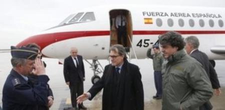 Fotografía facilitada por Presidencia del Gobierno del avión de la Fuerza Aérea en le que el presidente español, Mariano Rajoy, viaja hoy a Seyne, población de los Alpes franceses cercana al lugar donde se estrelló el avión de Germanwings, que hizo escala en Barcelona, para que se incorpore el presidente catalán, Artur Más, en la imagen acompañado de Jorge Moragas, director del gabinete del jefe del Ejecutivo.