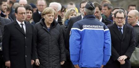 El presidente francés, François Hollande, la canciller alemana, Angela Merkel, el presidente del Gobierno español, Mariano Rajoy, y el presidente de la Generalitat de Catalunya, Artur Mas, conversan con miembros de los servicios de rescate en la localidad de Seyne-les-Alpes