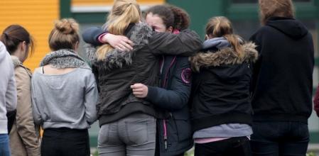 Un grupo de adolescentes se abrazan a las puertas del instituto Joseph-König recordando con dolor la pérdida de algunos de sus compañeros de clase en el accidente aéreo de Germanwings