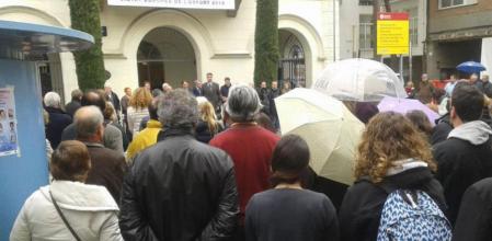 Minuto de silencio frente al Ayuntamiento de Badalona por las tres víctimas del accidente de avión de Germanwings vinculadas a la ciudad