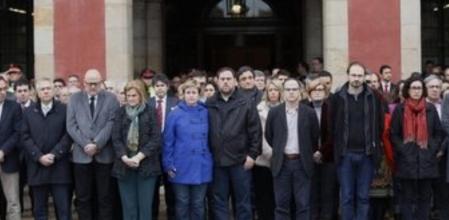 Diputados y personal de Parlament de Catalunya realizaron hoy un minuto de silencio en señal de duelo por el siniestro del avión en el que viajaban de Barcelona a Dusseldorf 150 personas, 45 de ellos con apellido español que, se estrello en los Alpes franceses.