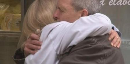 Una trabajadora de la lechería Armengol, de donde era socio el reusense muerto en el accidente del avión en los Alpes, se abraza desconsoladamente con un cliente