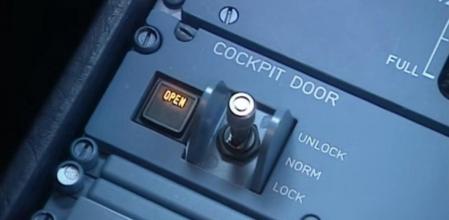 Piloto que se usa desde la cabina para abrir o cerrar la puerta