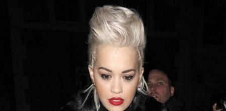 Rita Ora luce un fino jersey que termina por transparentar sus pechos