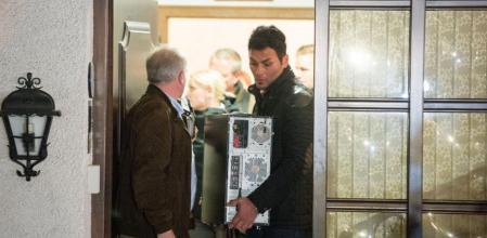 Agentes de policía salen de la casa de Andreas Lubitz, el copiloto que estrelló el avión